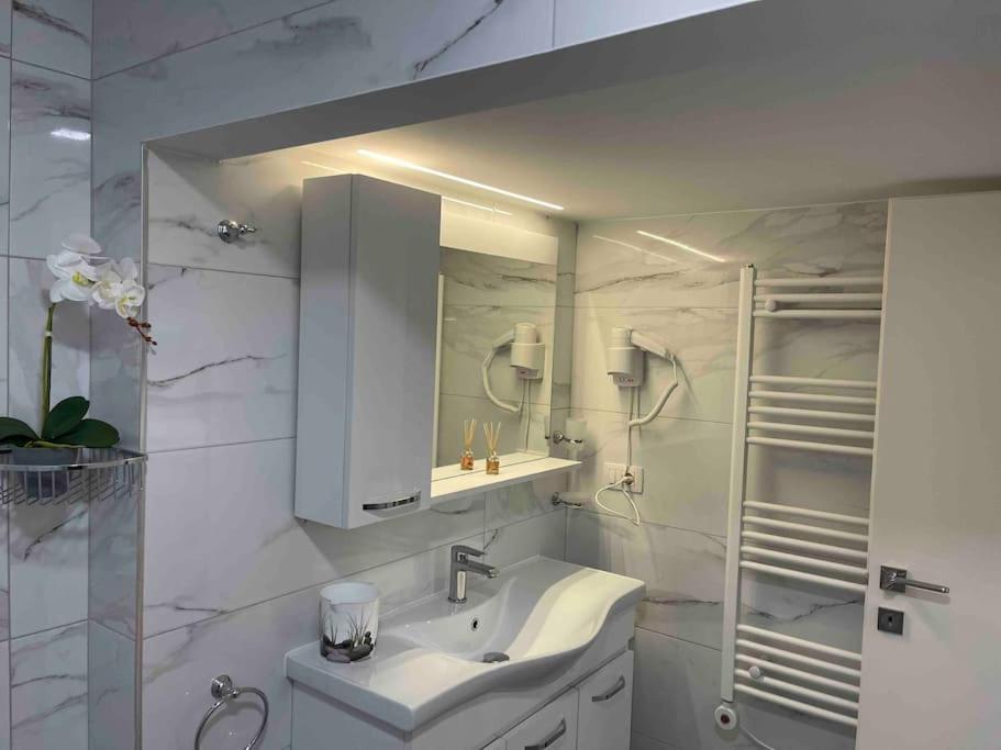 Lovely Apartment In Pogradec City With A Lake View Esterno foto